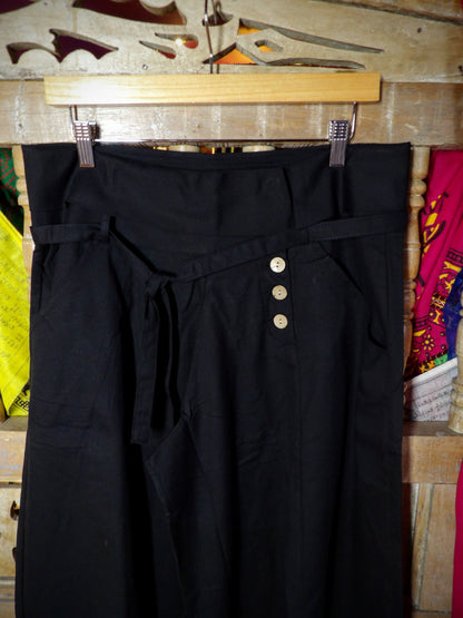 Buttoned Banded Waist Low Rise Black Culottes